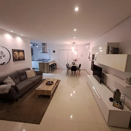 Modern 3 Bedroom In Apartman *