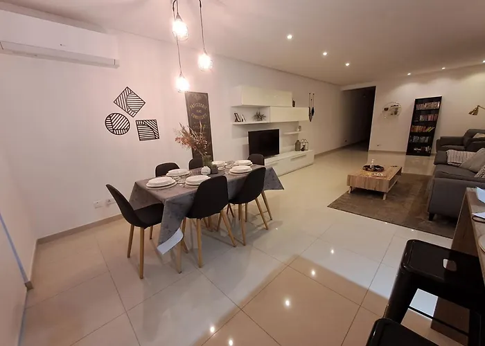 Modern 3 Bedroom In *